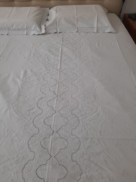 Capa de edredão de casal  bordado  em cinza-2,00 m x 1,80 m