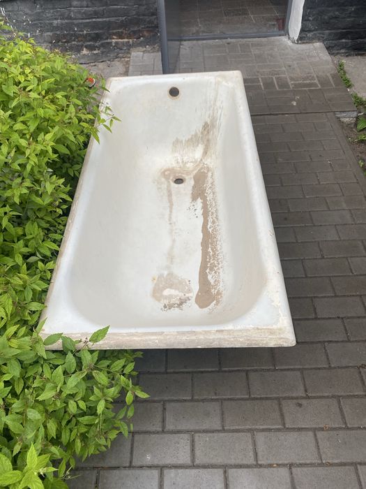 Чугуна ванна з ніжками