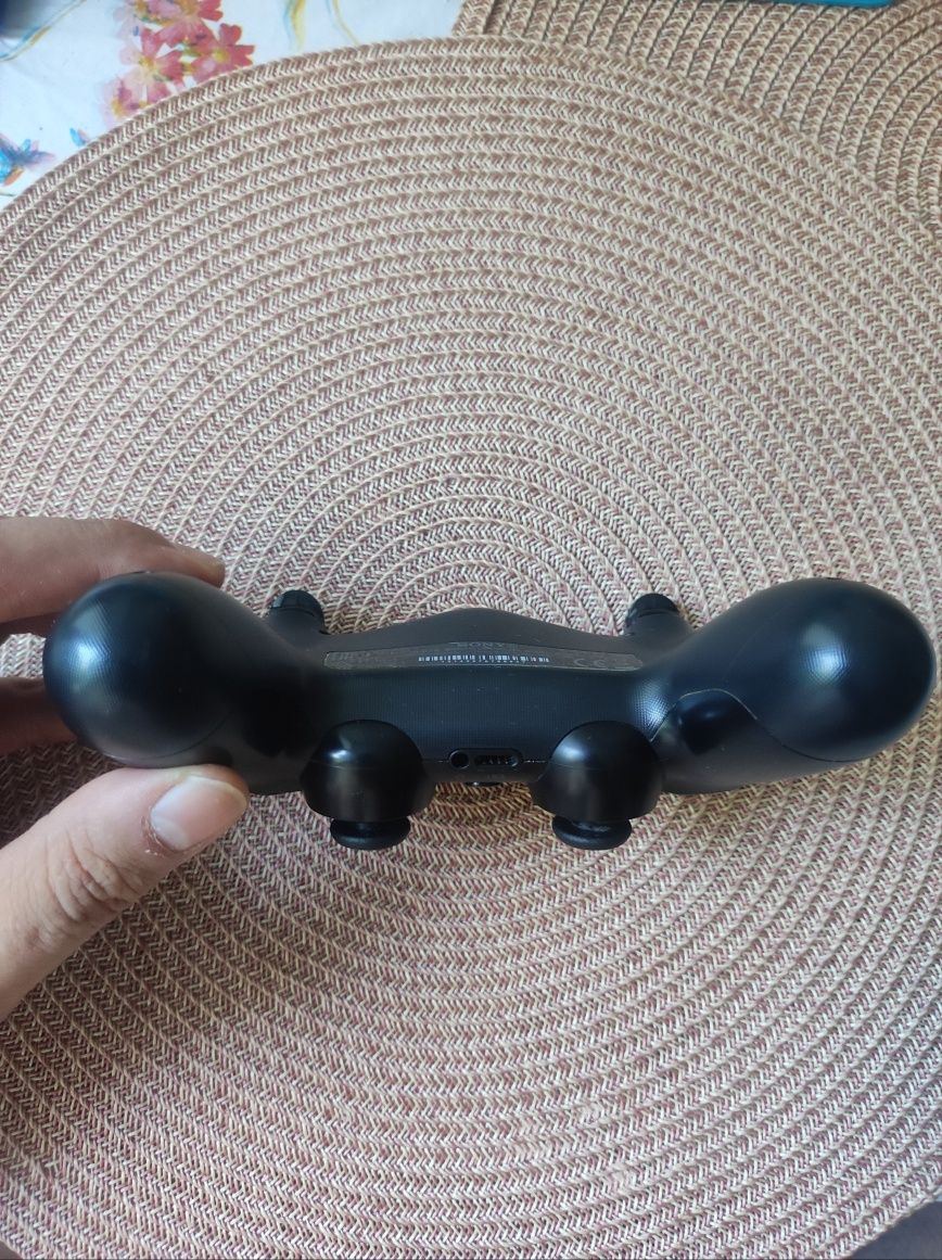 Sprzedam oryginalnego pada DualShock 4 w kolorze czarnym
