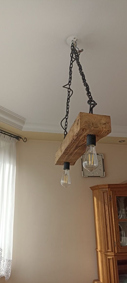 Lampa z belki drewnianej