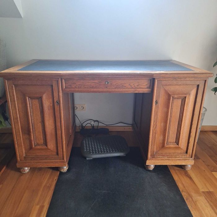 stare biurko z klimatem