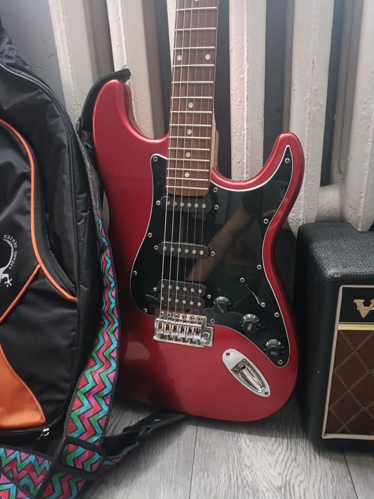 Zadbana gitara + wzmacniacz – zestaw z pokrowcem i paskiem

600 zł