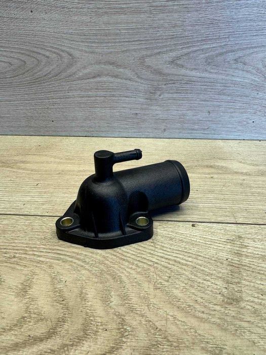 Корпус термостату Nissan Bluebird Vanette Ниссан Ніссан Нісан