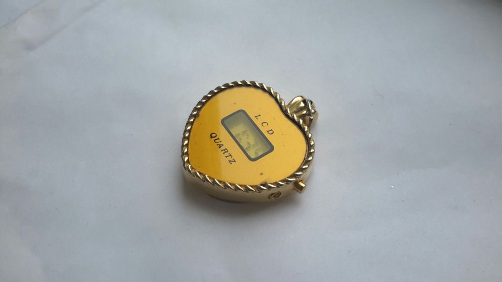 Klasyk Zegarek LCD QUARTZ damski serduszko na szyję z PRL wisiorek