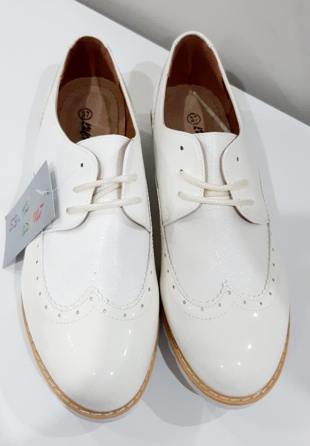 Rozmiar 37 | Stan nowy | Stylowe białe półbuty Lucky Shoes