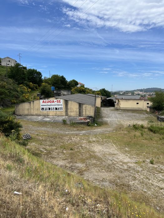 Arrendam-se Armazéns de 250m2,450m2,900m2,1500m2 em parque industrial