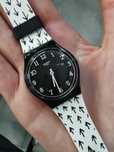 Zegarek swatch gent czarny biały czytelny strzałki
