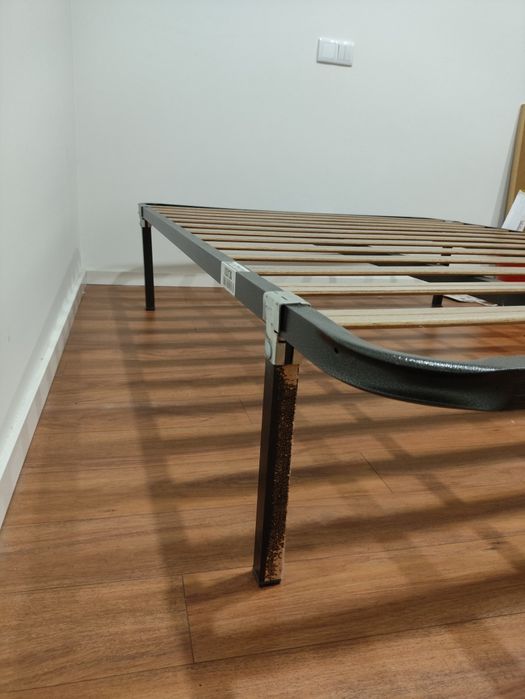 Estrado com pés para cama
