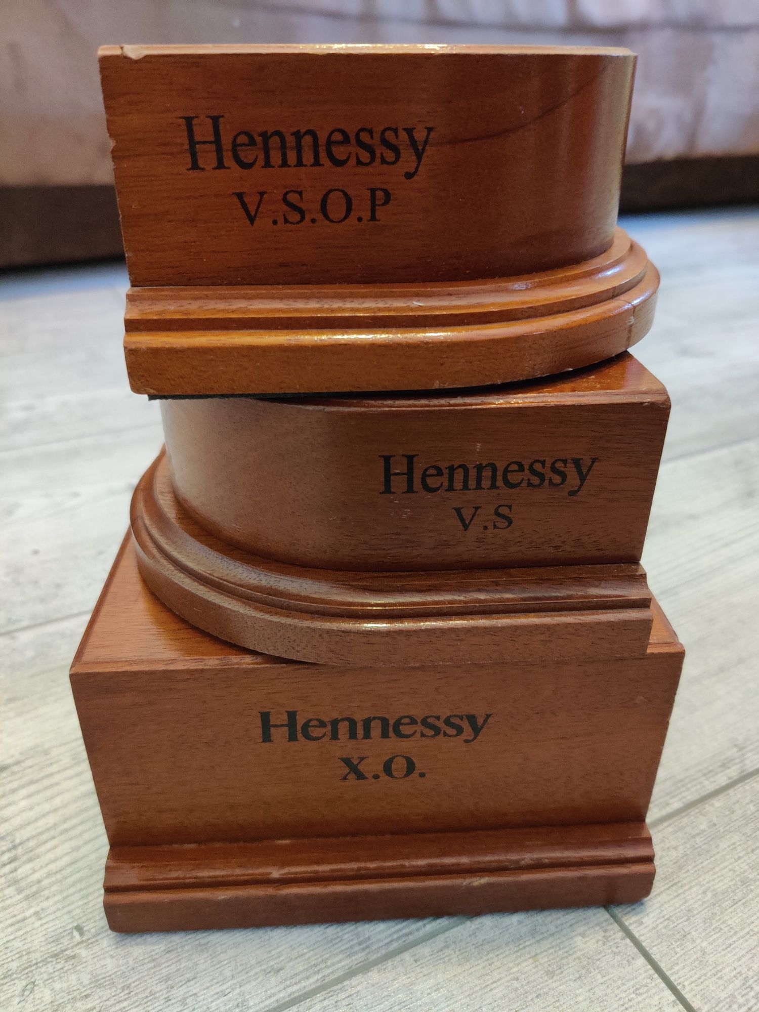 Stojak drewniany Hennessy Cognac Podstawka Koniak