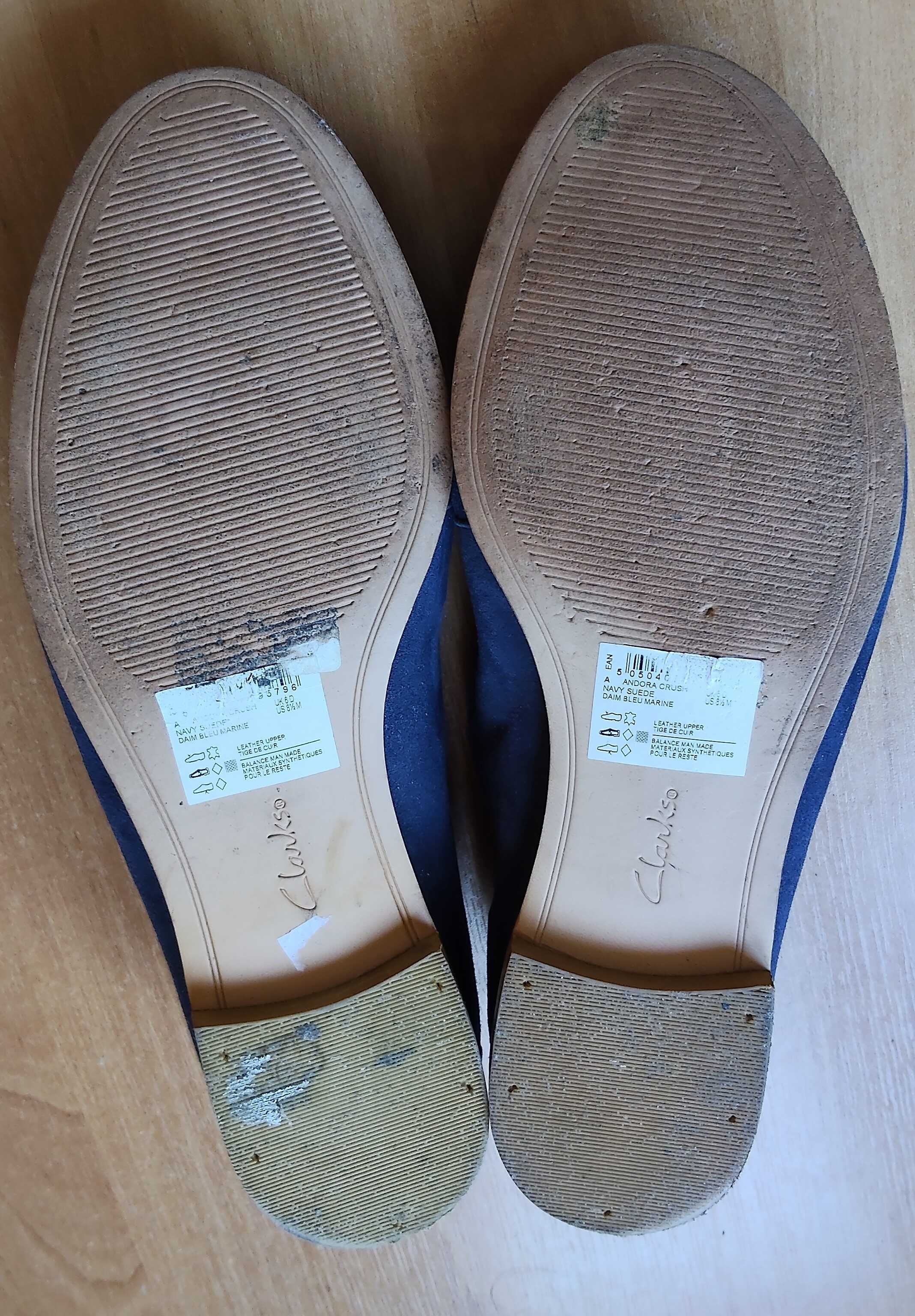 Eleganckie mokasyny Clarks – skóra zamszowa, granatowe, rozmiar 39