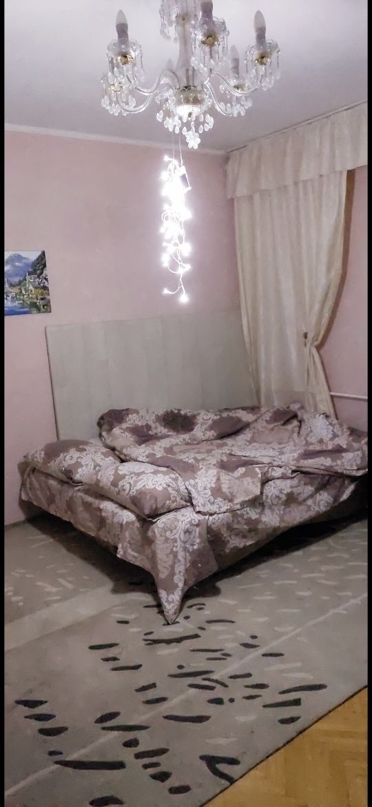 Продам диван розкладний в гарному стані.