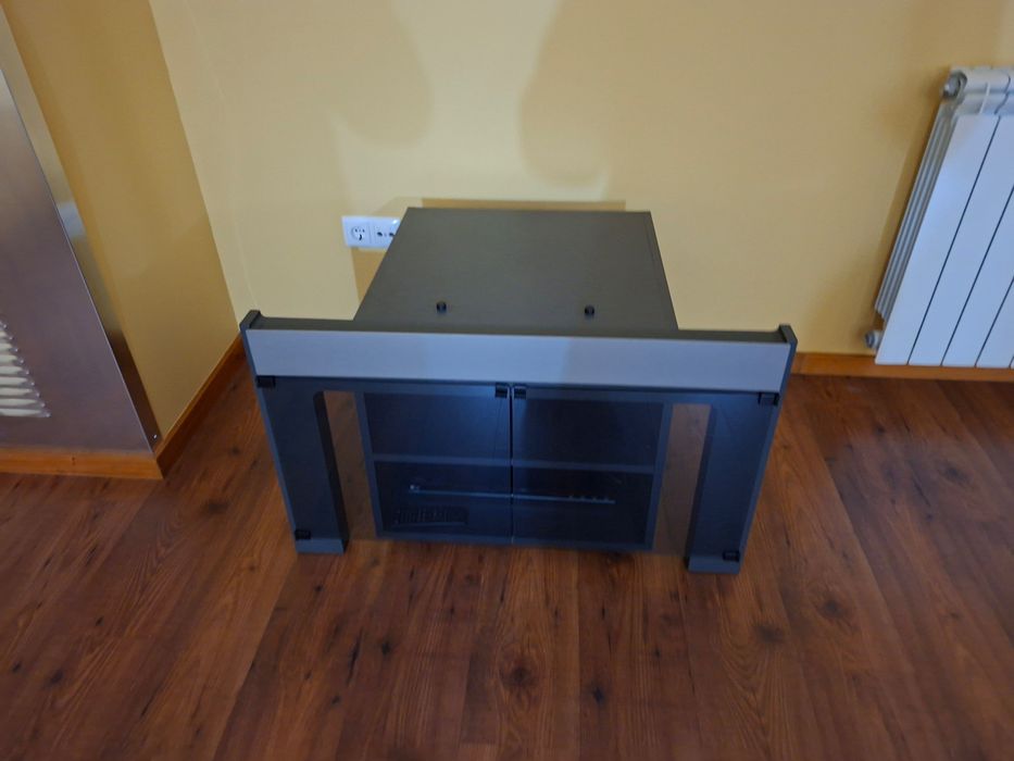 Móvel para TV com portas de vidro