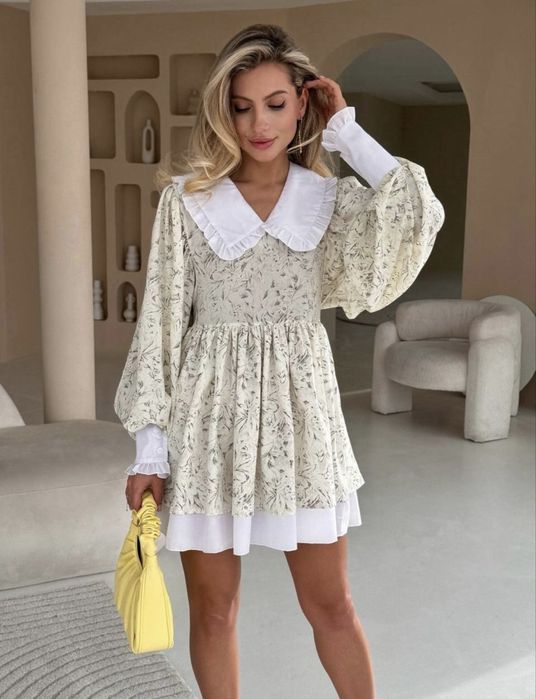 Сукня квіткова з білим коміром та манжетами