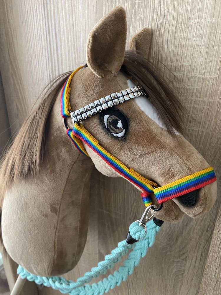 Nowy piekny hobby horse z kantarem i wodzami