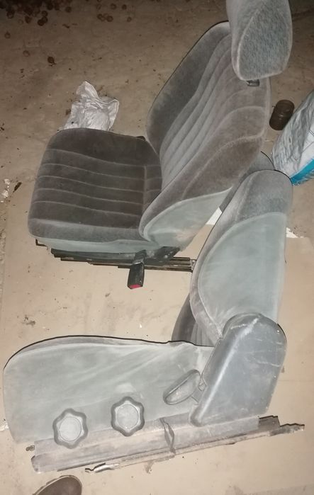 Автомобільні сідушки 
Стояли на ваз 2105 
Деталі за номиром 
066135987