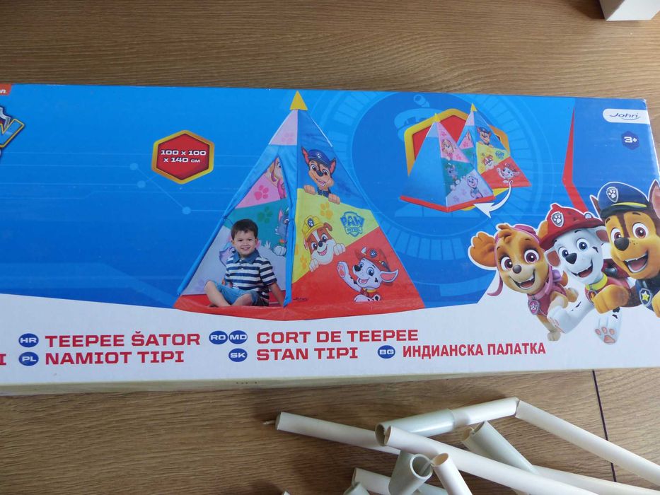 Namiot tipi Psi patrol w dobrym stanie, lekko uszkodzony