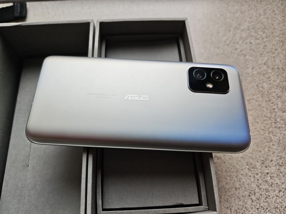 Asus Zenfone 8 silver