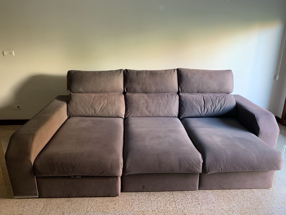 Sofá chaise longue com arrumação e possibilidade de fazer sofá cama