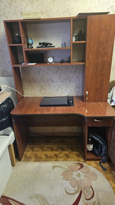 Продам компьютерный стол.