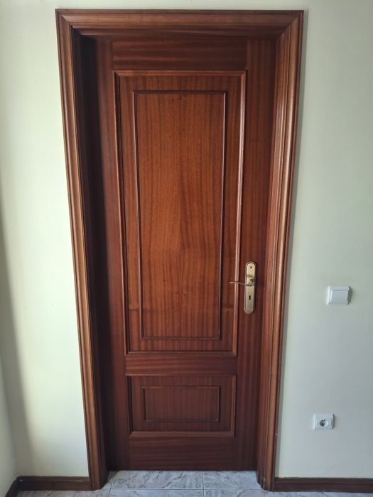 Porta de madeira completa