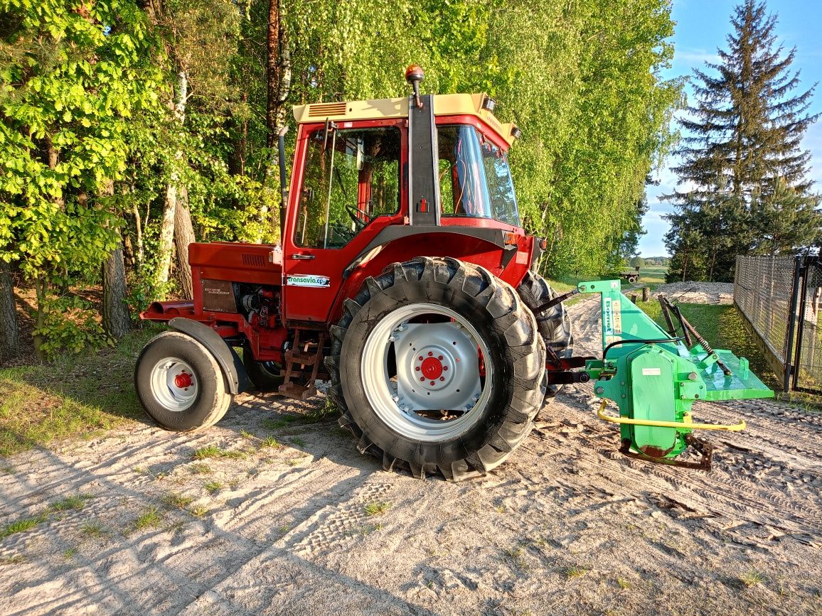 International 585 XL