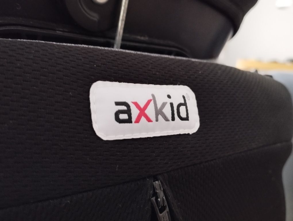 Axkid Kidzone - Szwedzkiej produkcji fotelik samochodowy 9-25 kg.