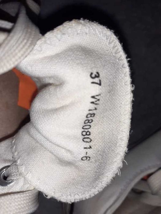 Białe trampki z haftem CCC