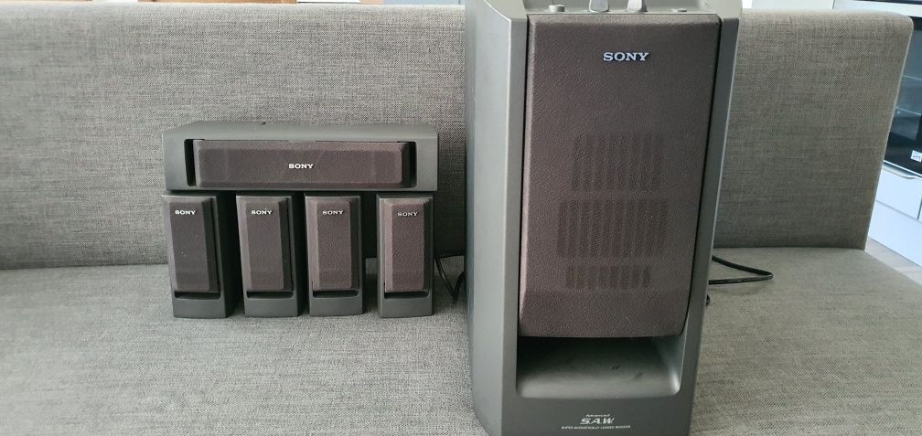 Kino domowe Sony. Subwoofer aktywny, głośnik centarlny i satelitki.