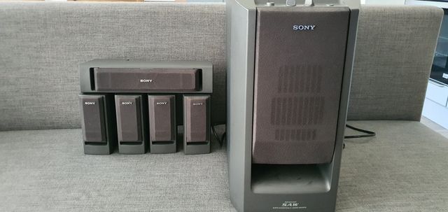 Kino domowe Sony. Subwoofer aktywny, głośnik centarlny i satelitki.