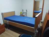Cama ortopédica elevatória e colchão viscoelástico