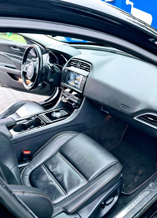 Jaguar XE 2016..