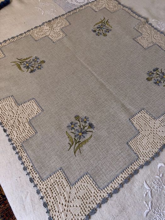 Toalha em tecido alinhado e croche nº12 ( varias )