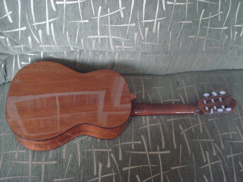 Продам детскую классическую гитару