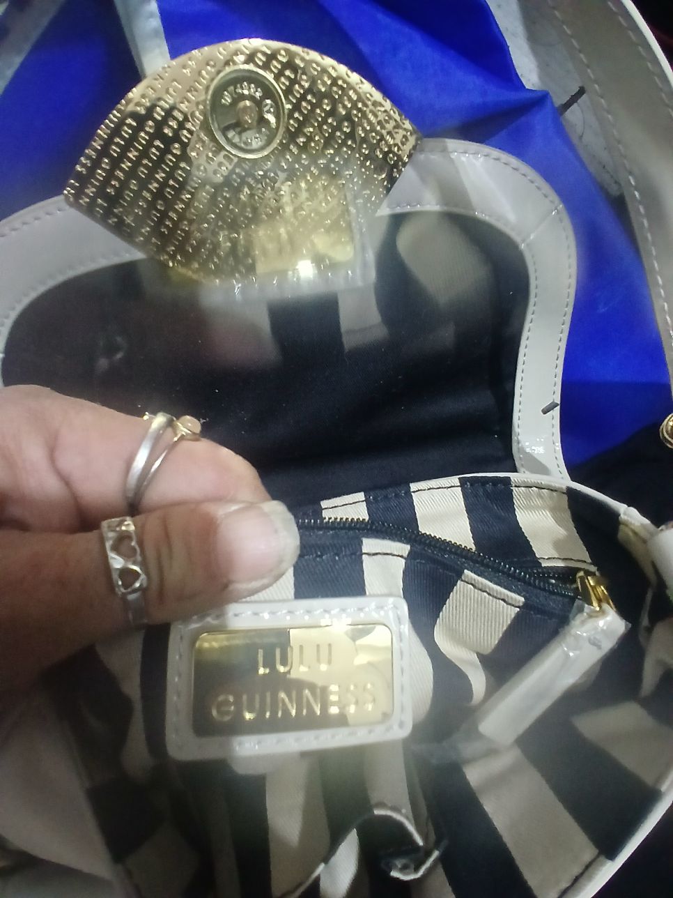 Torebka przedstawiona na zdjęciu to torebka marki Lulu Guinness.