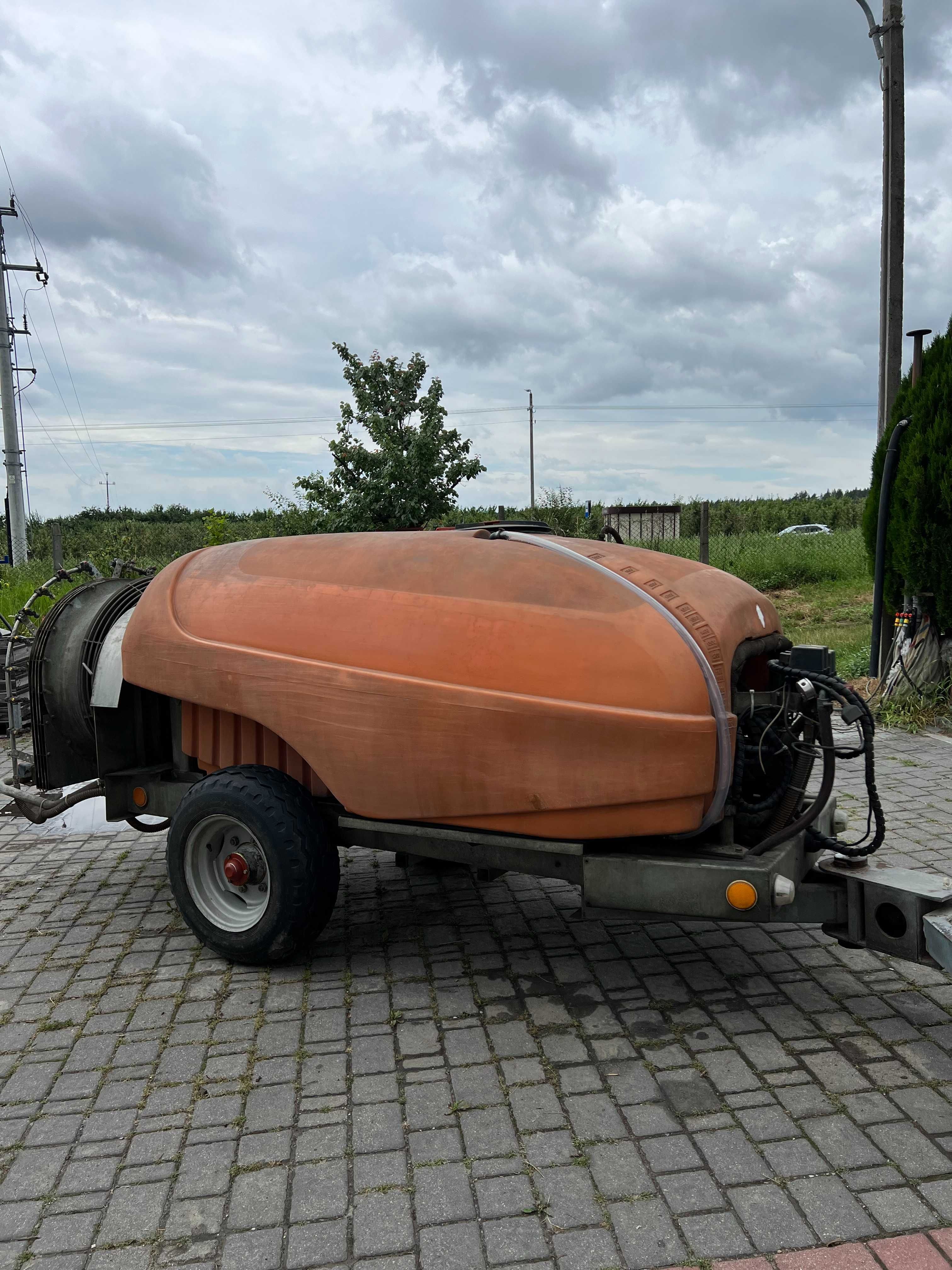 Opryskiwacz Sadowniczy Agrola – 2000L– Stan Bardzo Dobry