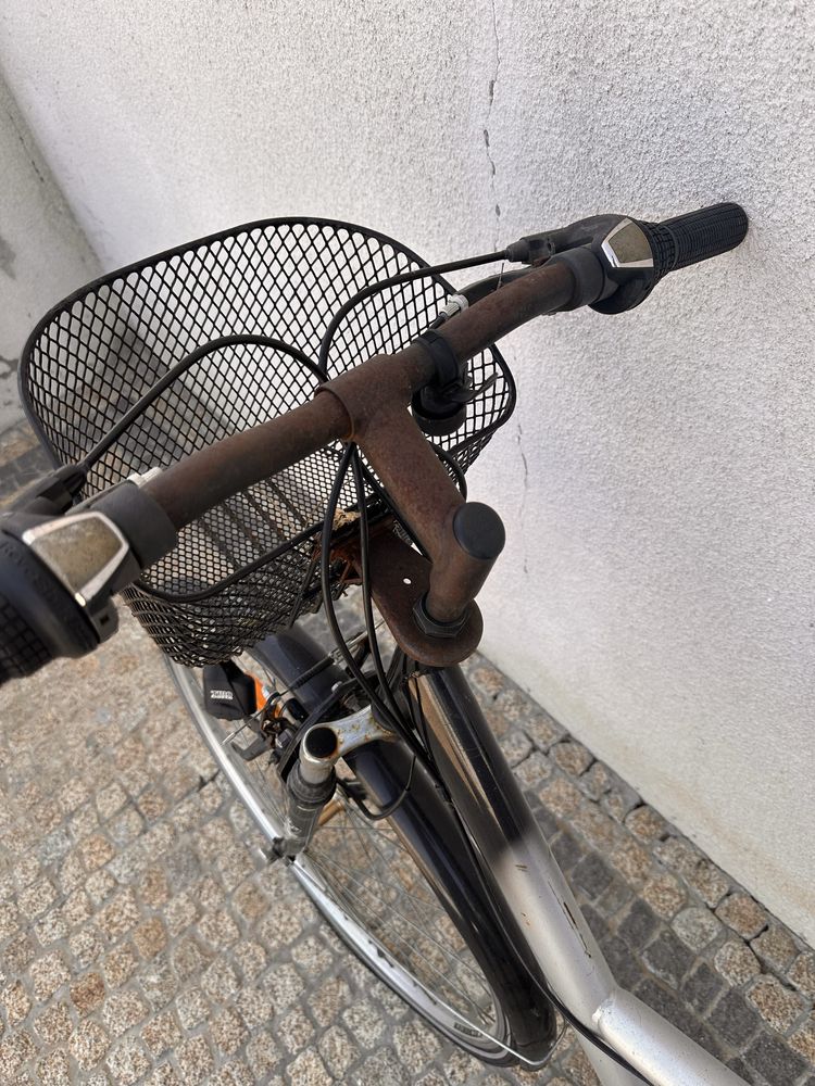 bicicleta preta e cinza