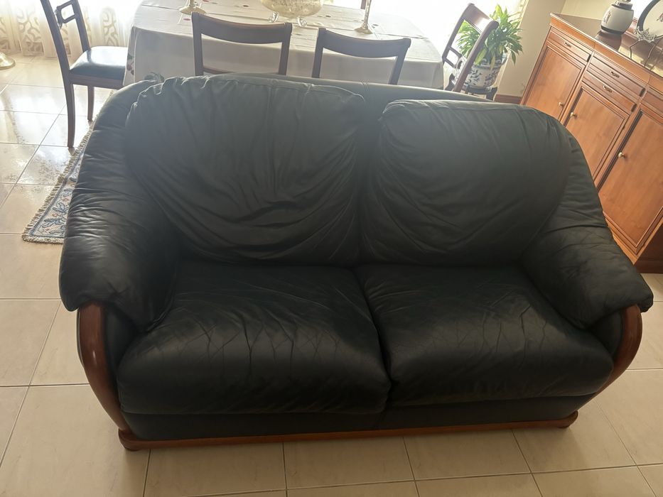 3 sofás de pele para 4 pessoas