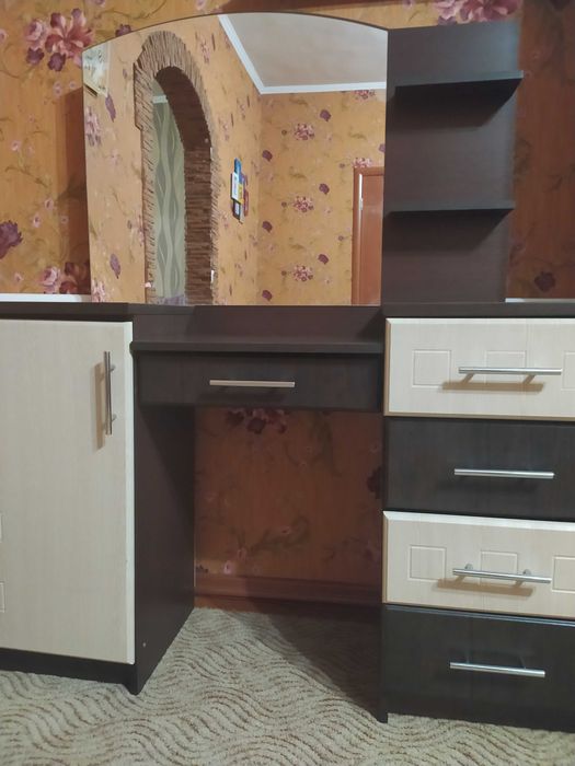 Туалетний столик, трюмо