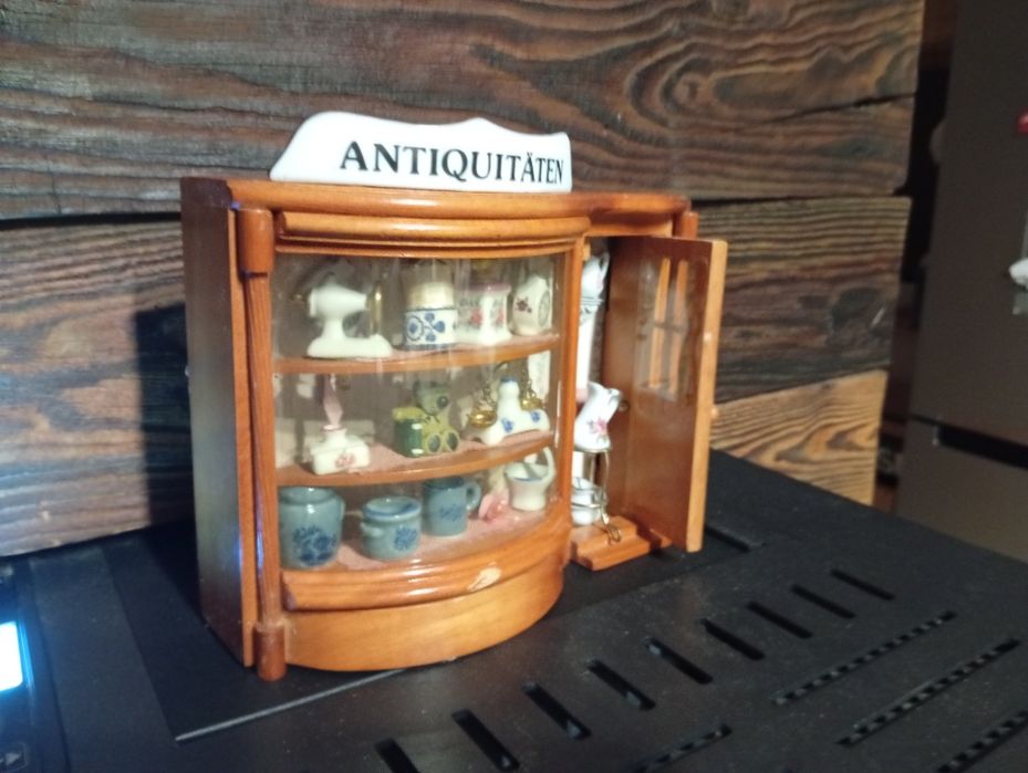 Miniaturowy drewniany model sklepu z antykami.