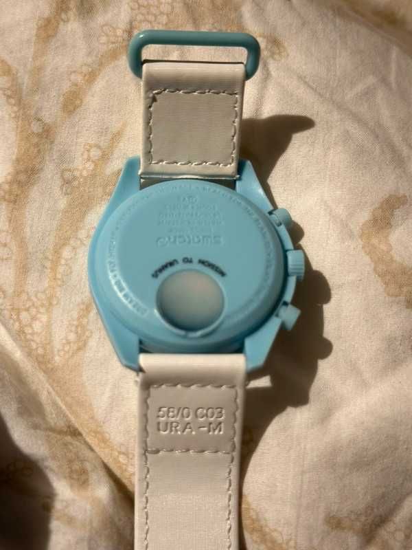 Zegarek Omega Swatch Uran SO33L100 – Tęczowe Pierścienie
