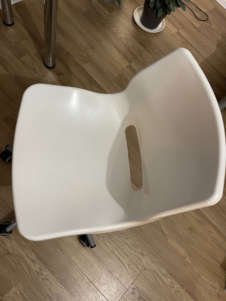 Krzeslo biurkowe na kółkach ikea białe
