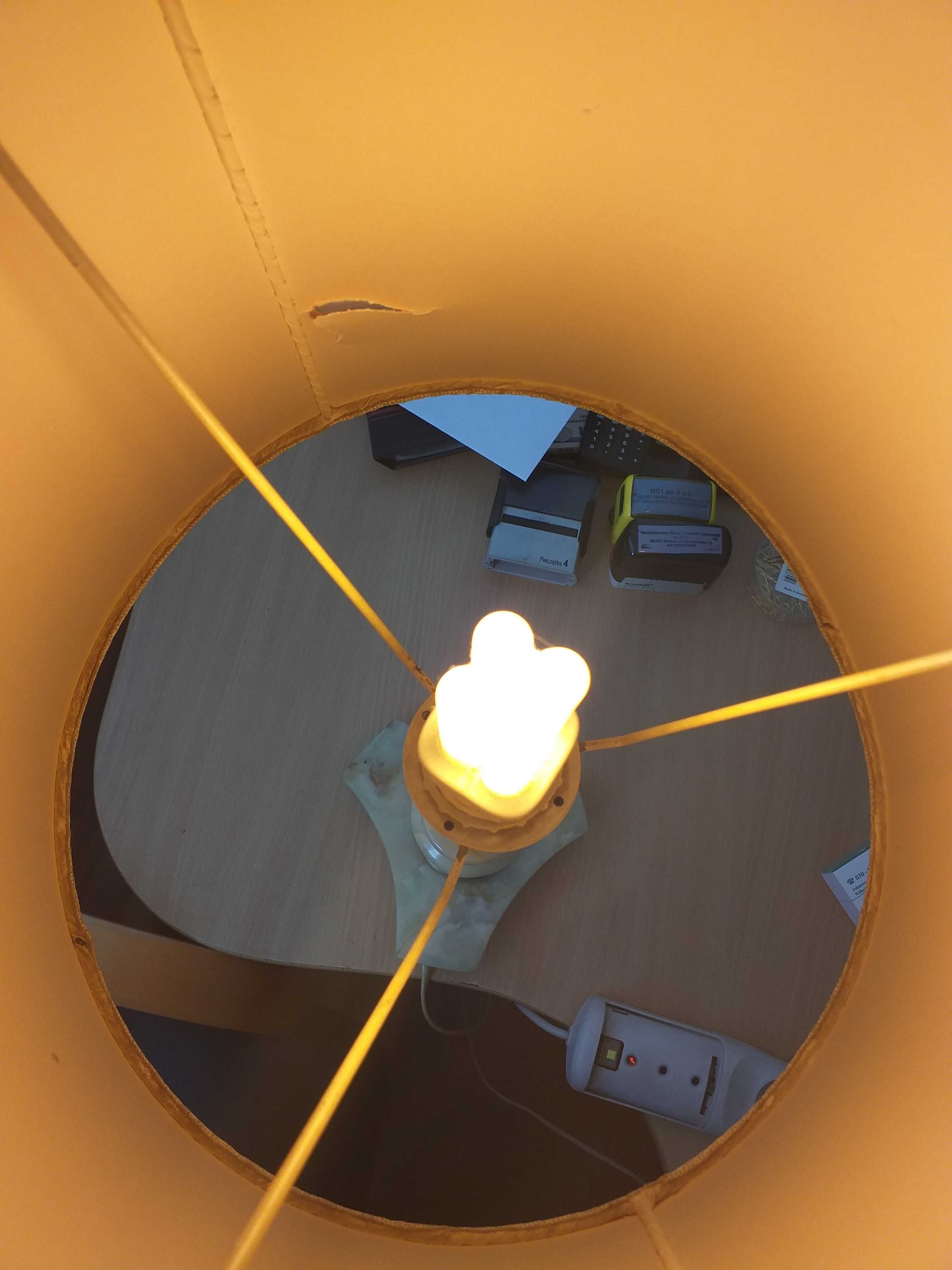 Lampa stojąca ozdobiona marmurem (onyks)