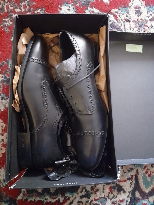 Нові речі з бірками.