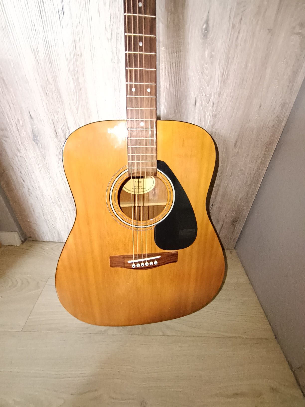 Yamaha f310 w mega dobrym stanie z mega dobrymi strunami