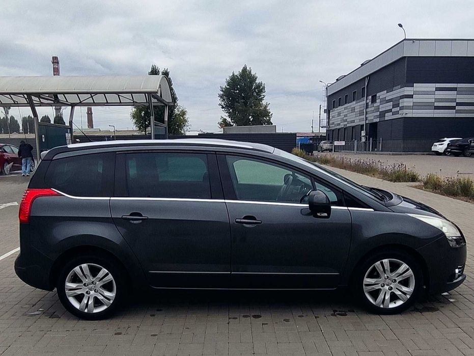 Автомобіль Peugeot 5008.