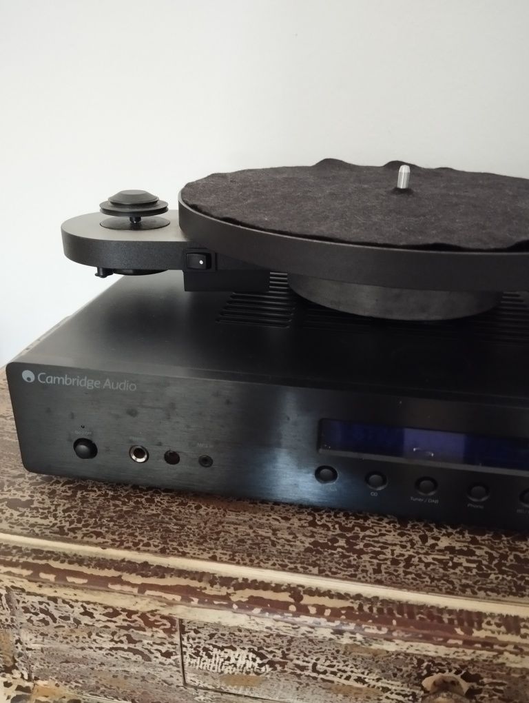 Gira Discos Novo Cambridge Audio com Amplificador e Colunas