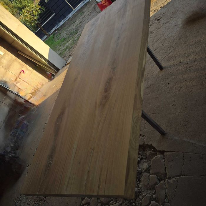 Nowoczesny stół dębowy.