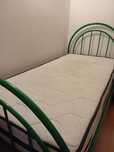 Cama, máquina café, aspirador, mesa