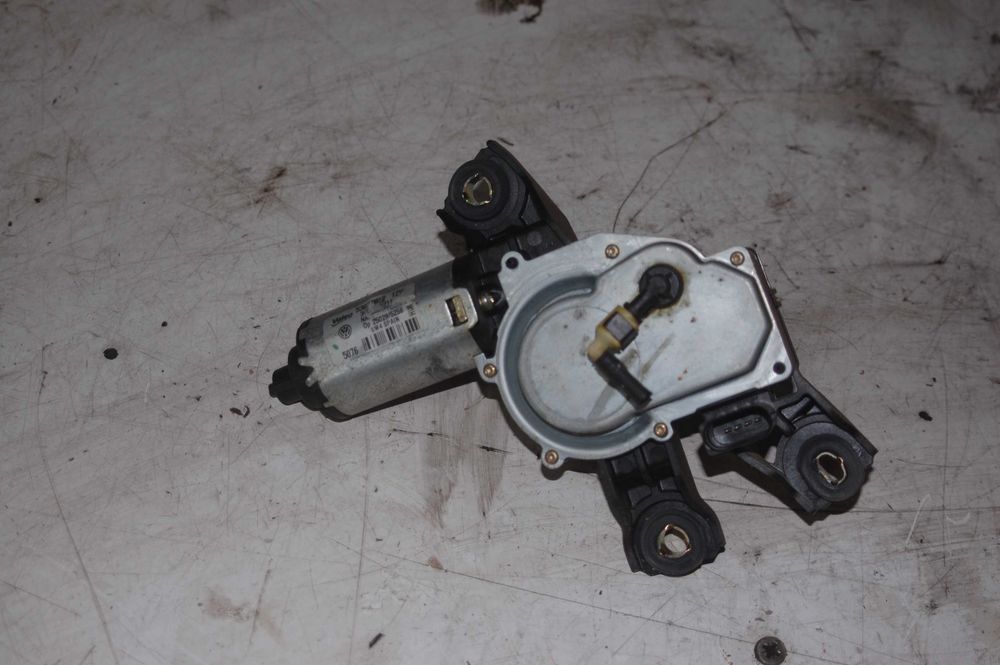 Silniczek tylnej wycieraczki VW Passat B6 kombi