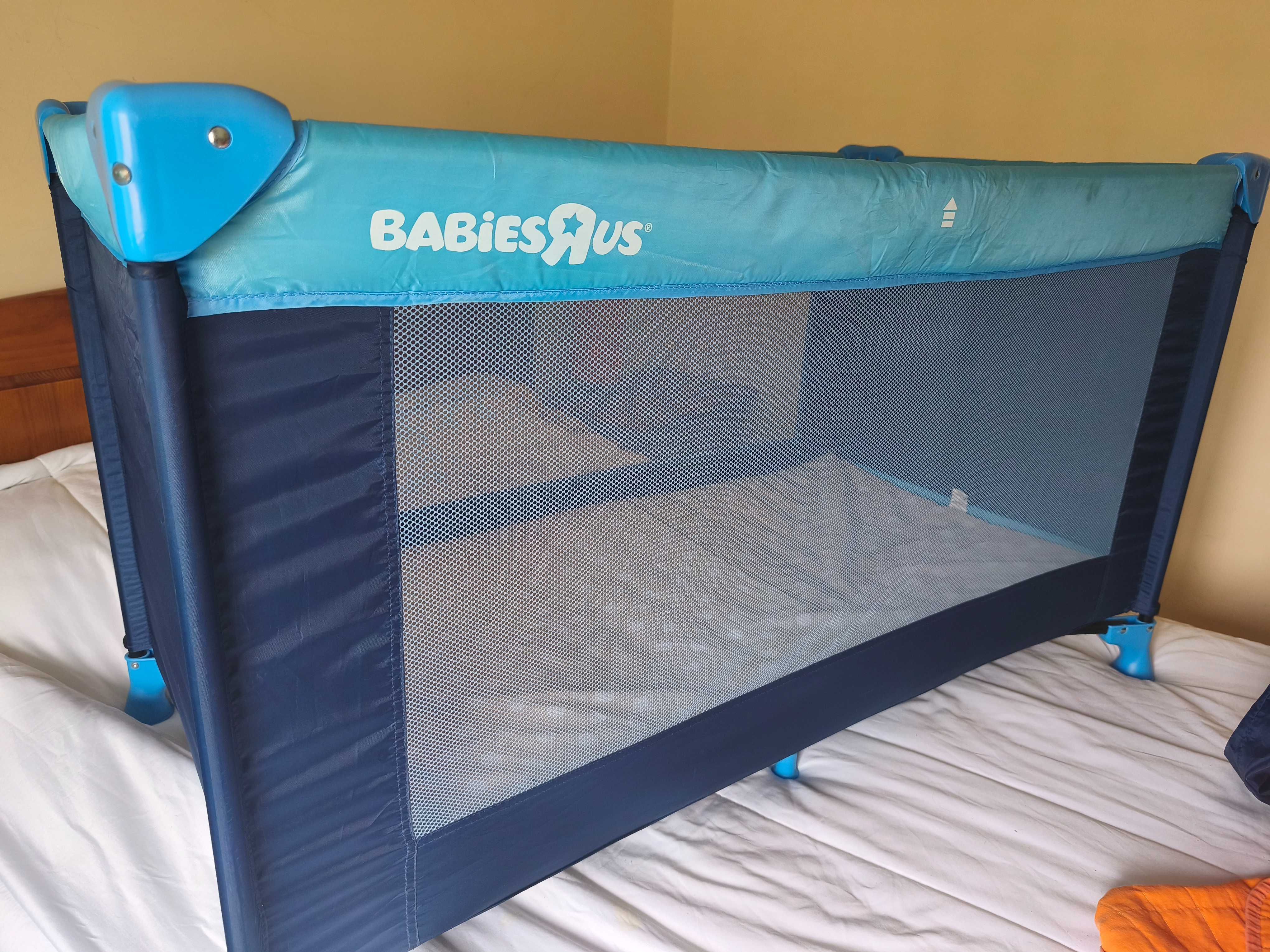 Cama de viagem  azul com colchão de aplicação no fundo